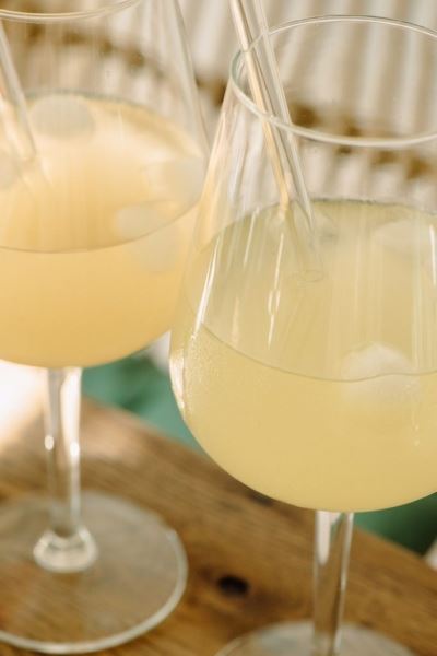 Айс-латте с карамелью и лимонад с грушей: новые летние напитки в кафе «Без рецепта»