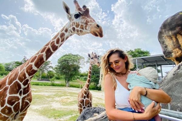 "Чудесные животные": Мария Горбань познакомила новорожденного сына с жирафами