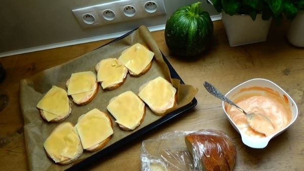Горячие бутерброды с помидорами и сыром