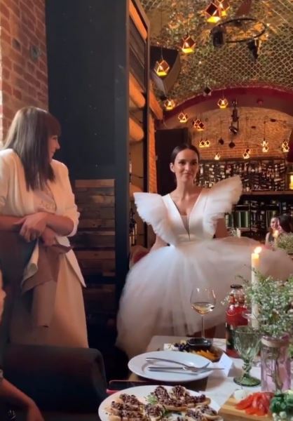 «Моя красавица»: Лариса Гузеева вышла в свет вместе с дочкой на свадьбу героини «Кармелиты»