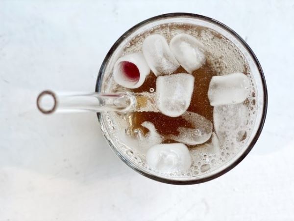 Айс-латте с карамелью и лимонад с грушей: новые летние напитки в кафе «Без рецепта»