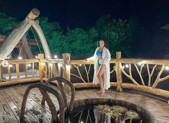 "Нереальная красавица": Алина Загитова в синем купальнике сорвала сотни комплиментов