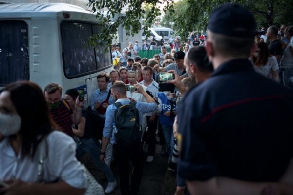 Увольнения госслужащих, акции против насилия и более тысячи задержанных: собрали итоги четвёртого дня столкновений в Беларуси и реакцию звезд